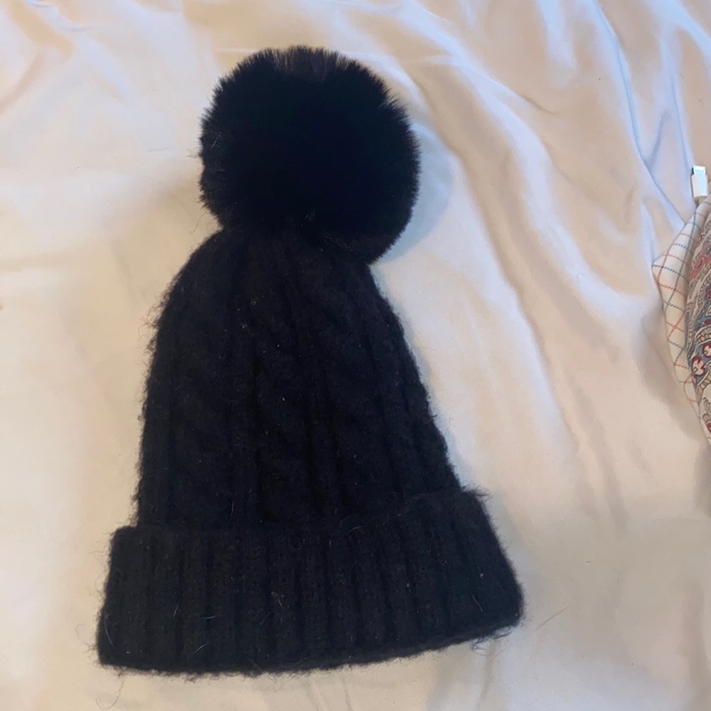 Black hat w fluffy Pom Pom never worn